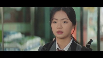 Someone offers to buy the drugs only in person, and Eunsu secretly meets them behind Igyeong's back