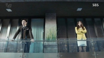 "Decide — push me away, or catch Kang Jeong-il with me."