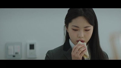 The drug ring 'Phantom' learns their product is being sold online and begins tracking Eunsu and Igyeong
