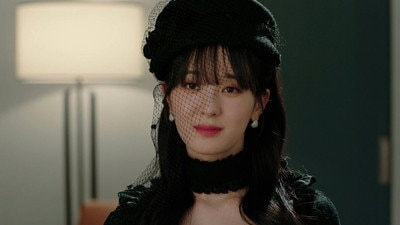 Yongjung watches the two with dark thoughts and uneasy eyes… What is this relationship?
